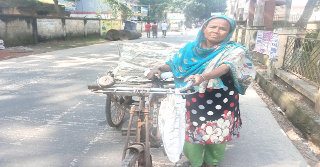 যদি দোকান দিয়ে বসতে পারতাম তাহলে আর  বোতল টোকানো লাগতো না