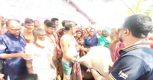 লালমোহনে দুর্গম চরের বাসিন্দাদের মাঝে শুকনো খাবার বিতরণ