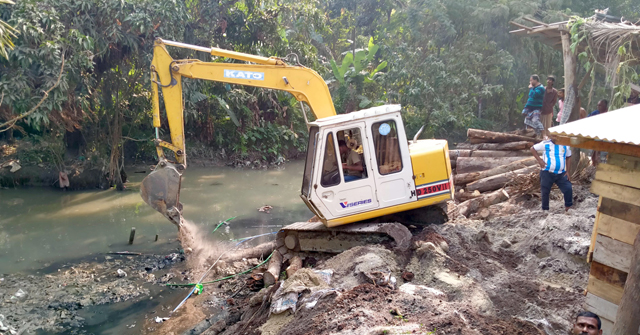 মঠবাড়িয়ায় পৌর শহরে ভরাট ও দখল হওয়া খাল খনন শুরু 