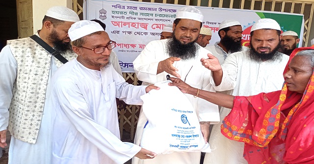 বাবুগঞ্জে ইফতার সামগ্রী বিতরণ 