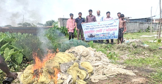 বানারীপাড়ায় সন্ধ্যা নদী থেকে চরঘেরা ও চায়না দুয়ারী জাল জব্দ করে পুড়িয়ে বিনষ্ট