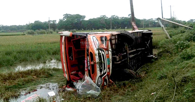 আমতলীতে বাস খাদে পড়ে নিহত ১, আহত ২০