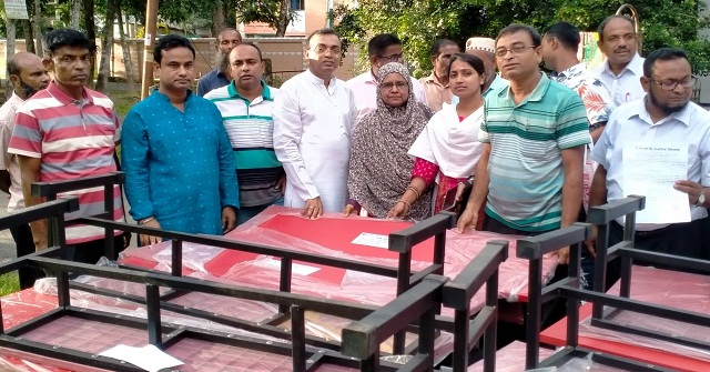বানারীপাড়ায় শিক্ষাপ্রতিষ্ঠানে কম্পিউটার ও বেঞ্চ বিতরণ