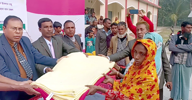 কাঁঠালিয়ায় শীতার্তদের মাঝে কম্বল বিতরণ