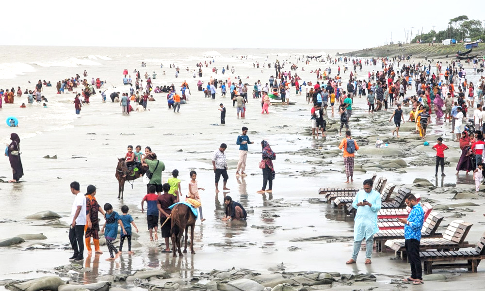 বৈরী আবহাওয়ায় কুয়াকাটা সৈকতে গোসলে মেতেছেন পর্যটকরা