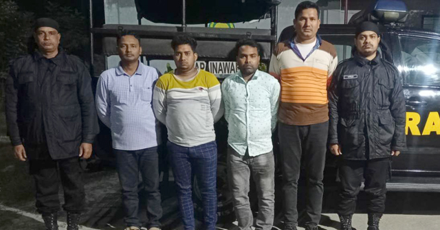 চাঁপাইনবাবগঞ্জে বিদেশি পিস্তলসহ আটক ৪