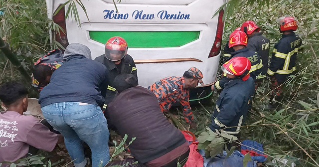 ঢাকা-বরিশাল মহাসড়কে বাসচাপায় নিহত ৩