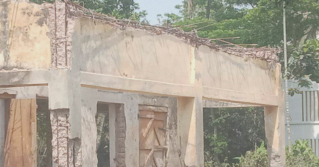 লালমোহনে টেন্ডার ছাড়াই ভবন অপসারণ
