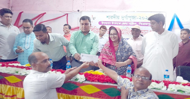 মঠবাড়িয়ায় ৭৬ পূজা মন্ডবে অনুদান বিতরণ 