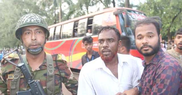 বরিশালে গাঁজাসহ ২ জনকে আটক করল শিক্ষার্থীরা