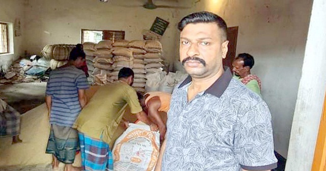 মঠবাড়িয়ায় জেলেদের ভিজিএফের চাল ওজনে কম দেয়ার অভিযোগ