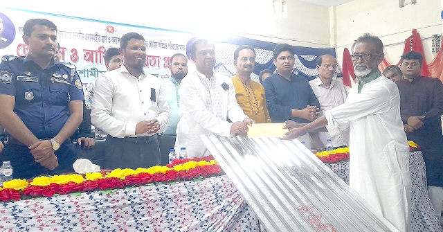  মঠবাড়িয়ায় রেমালে ক্ষতিগ্রস্ত পরিবারের মাঝে ঢেউ টিন ও নগদ অর্থ সহায়তা প্রদান