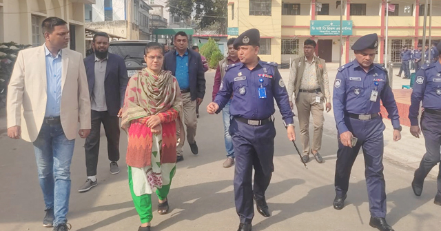 বরিশাল কেন্দ্রীয় কারাগারে জেল প্যারেড পরিদর্শন করেন পুলিশ সুপার