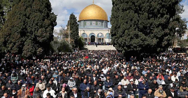 মসজিদুল আকসায় ১ লাখ ফিলিস্তিনির জুমা আদায়
