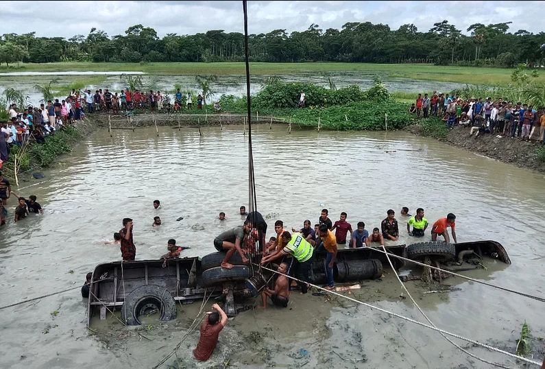 রাস্তায় বেড়িয়ে বেঁচে ঘরে ফিরতে চাই