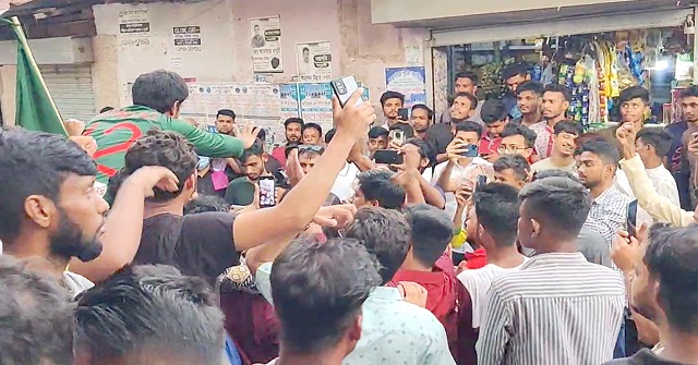 তামিমের ফেরার খবরে মিষ্টি-পানীয় বিতরণ