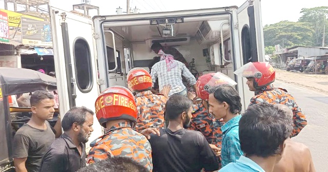 গৌরনদীতে লাশবাহী অ্যাম্বুলেন্স ও ইজিবাইকে সংঘর্ষে আহত ৭