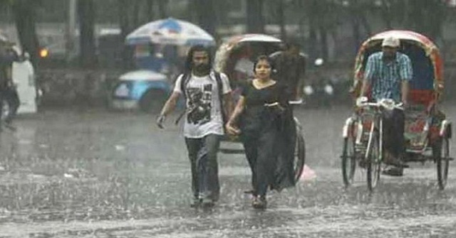 তীব্র গরমে দর্শকদের পানি দিলেন বাংলাদেশের খেলোয়াড়রা
