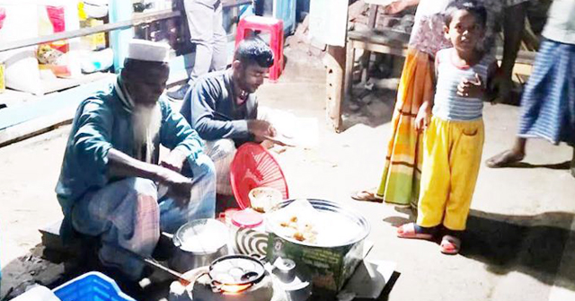 আমতলীতে শীতের পিঠা বিক্রির ধুম