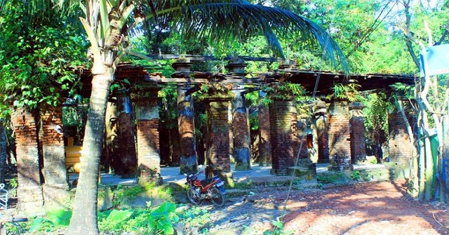 হারিয়ে যাচ্ছে পাড়েরহাটের বাজপাই জমিদার বাড়ি