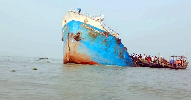 মেঘনায় জাহাজডুবি, ৯ কেটি টাকার ক্ষতি