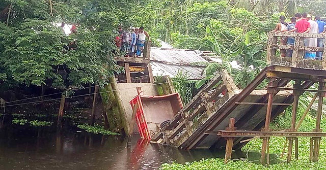 লালমোহনে ব্রিজ ভেঙে ট্রাক খালে, চালক নিহত