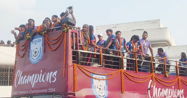 ছাদ খোলা বাসে চ্যাম্পিয়নদের যাত্রা শুরু