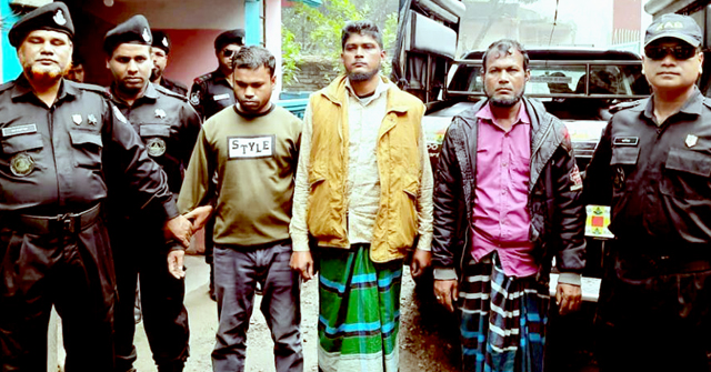 ভোলার মেঘনায় জেলে ট্রলারে ডাকাতি, আটক ৩