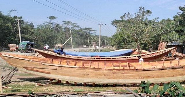 ৩০ বছরের পুরোনো লালমোহনের নৌকার হাট