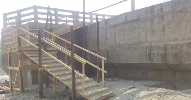 ৫ কোটি টাকার সেতুতে কাঠের সিঁড়ি বেয়ে উঠতে হয়