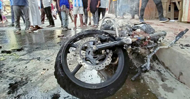 কমলাপুরে রাস্তায় দুই মোটরসাইকেলে আগুন