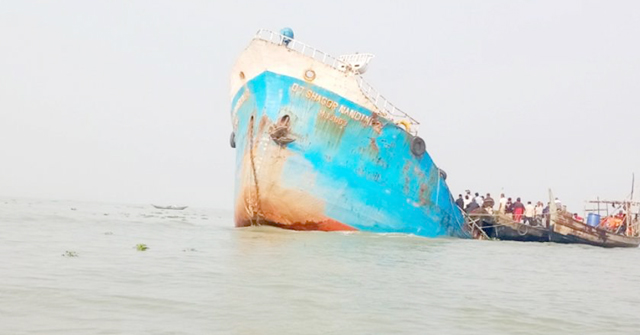 ৩৬ ঘণ্টায়ও উদ্ধার হয়নি মেঘনায় ডুবে যাওয়া তেলবোঝাই জাহাজ