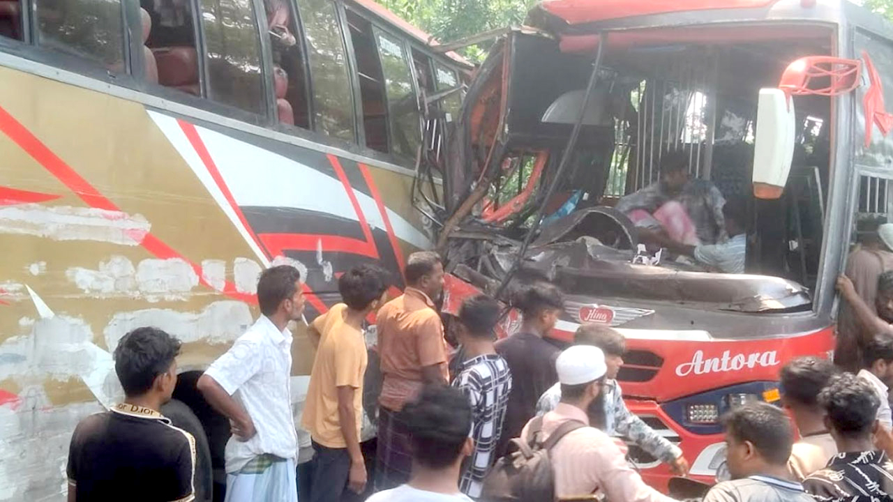 ঢাকা-বরিশাল মহাসড়কে দুই বাসের মুখোমুখি সংঘর্ষ, শিশুসহ আহত ১৫