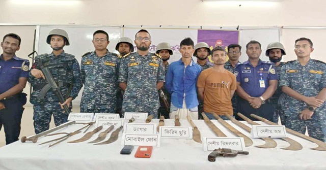 ভোলায় বিপুল পরিমাণ অস্ত্রসহ দুই ডাকাত আটক