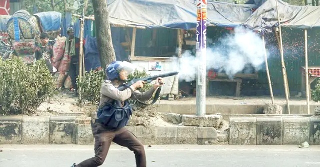 পুলিশের সঙ্গে মোবাইল ব্যবসায়ীদের সংঘর্ষ, রণক্ষেত্র কারওয়ান বাজার