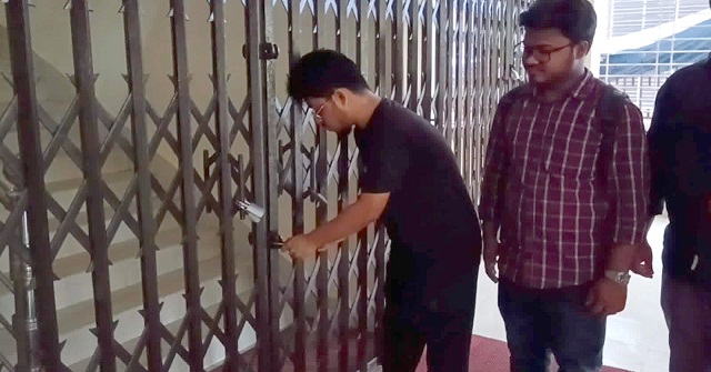 বরিশাল বিভাগীয় স্বাস্থ্য পরিচালককে অপসারণের দাবিতে বিক্ষোভ অব্যাহত