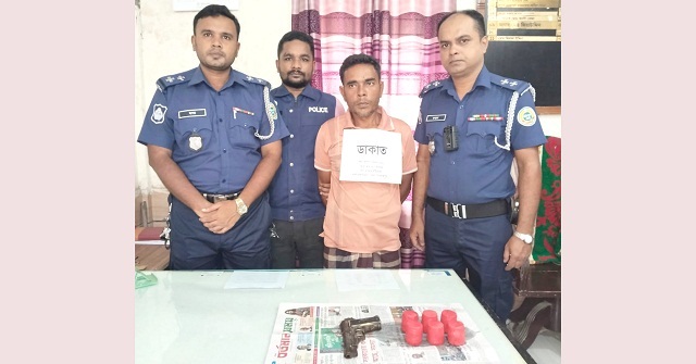 মঠবাড়িয়ায় অস্ত্র ও ককটেলসহ ডাকাত সরদার গ্রেপ্তার