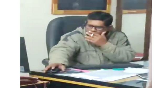 সরকারি অফিসে বসেই প্রকাশ্যে ধূমপান করেন হিসাবরক্ষণ কর্মকর্তা