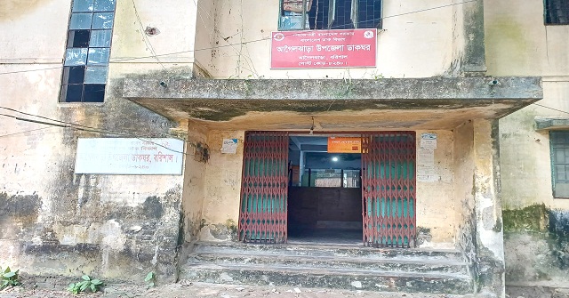 আগৈলঝাড়ায় পোষ্ট মাস্টারের দায়িত্বে পোষ্টম্যান