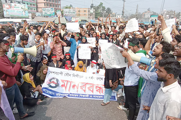 স্বরাষ্ট্র উপদেষ্টার পদত্যাগ চেয়ে বরিশালের সড়কে স্কুল-কলেজের শিক্ষার্থীরা