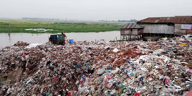 আবর্জনার দুর্গন্ধে অতিষ্ঠ কলাপাড়া পৌরবাসী 