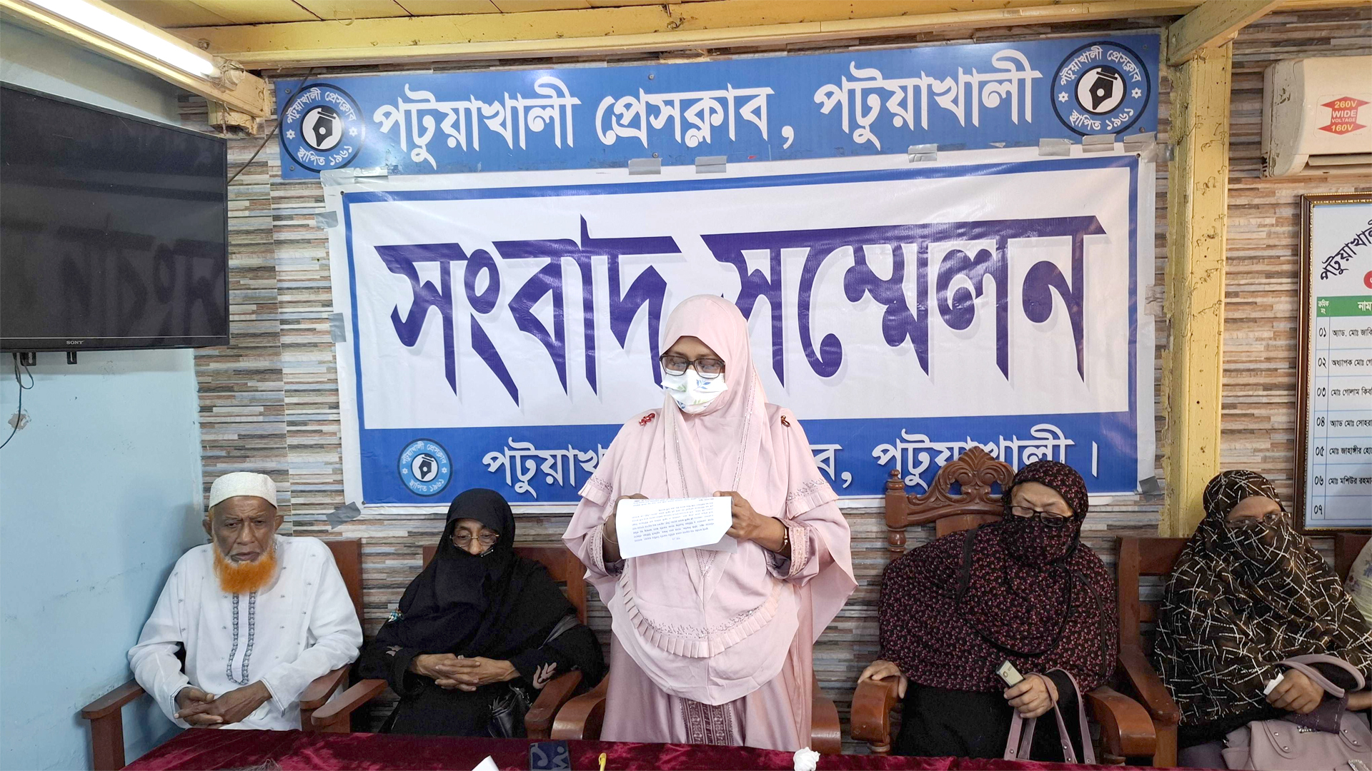 বোনকে উত্ত্যক্তের প্রতিবাদ করায় ভাইকে মারধর, মায়ের সংবাদ সম্মেলন