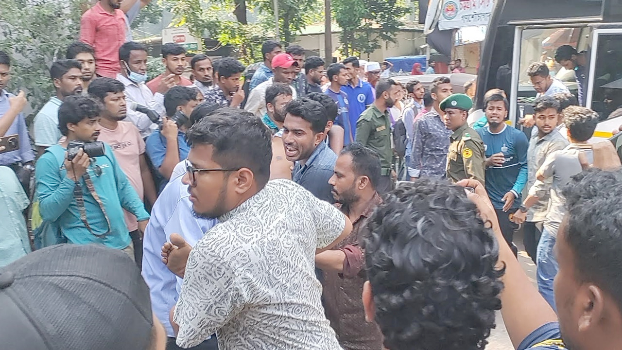 চবিতে এলাকাবাসীর সঙ্গে সংঘর্ষ: চট্টগ্রাম মেডিকেলে ভর্তি ৪০ শিক্ষার্থী