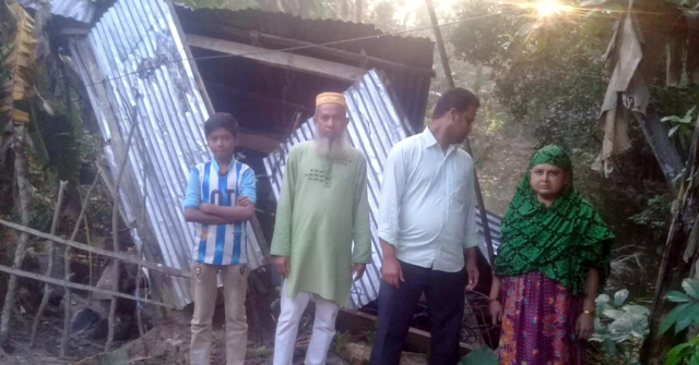 মঠবাড়িয়ায় পলিথিন ঝুলিয়ে বসবাস করছে অটোচালকের পরিবার 