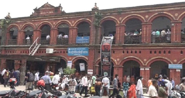 বরিশালের আদালতে মামলার পাহাড়, দুর্ভোগ কাটছে না বিচারপ্রার্থীদের