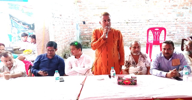 মণ্ডপে মণ্ডপে শুভেচ্ছা বিনিময় করছেন যুবলীগ নেতা খসরু 