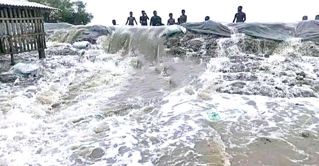 ভোলায় বাঁধ নির্মাণে অনিশ্চয়তা, পানিবন্দি ১০ হাজার মানুষ