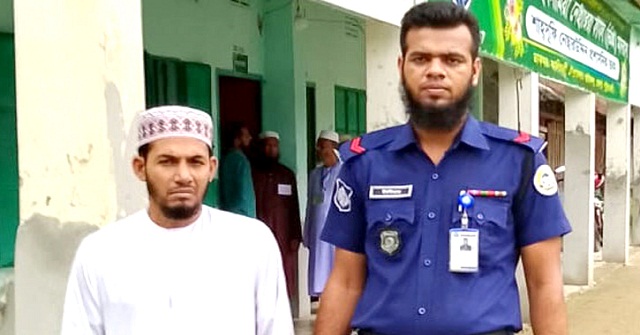 কেন্দ্রে প্রশ্নপত্রের ছবি তোলায় শিক্ষককে তিন মাসের কারাদণ্ড