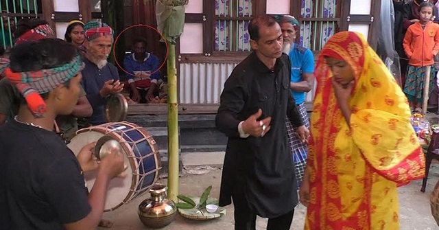 ঢাক-ঢোল বাজিয়ে সাপে কাটা যুবকের চিকিৎসা!