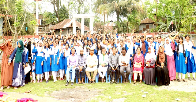 ভাণ্ডারিয়ায় বিদ্যালয়ে বিদায় সংবর্ধণা 